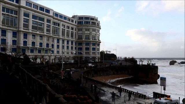 Biarritz : une tempête de mousse recouvre la grande plage