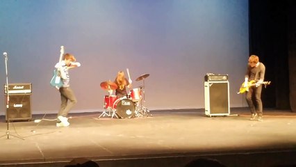 Des jeunes rockeurs finissent leur concert « en beauté »