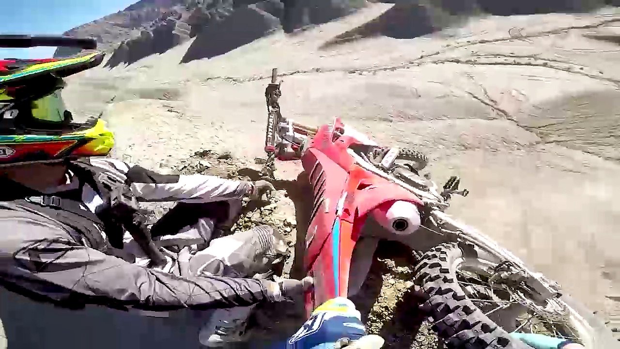 Deux motards roulent sur des lignes de crêtes et se retrouvent en galère (Utah)