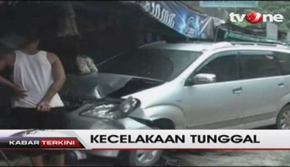 Mobil Minibus Tabrak Tiga Kios Makanan di Lampung