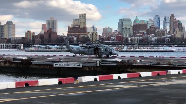 Un hélicoptère de l'Us Navy casse sa roue arrière lors d'une manoeuvre