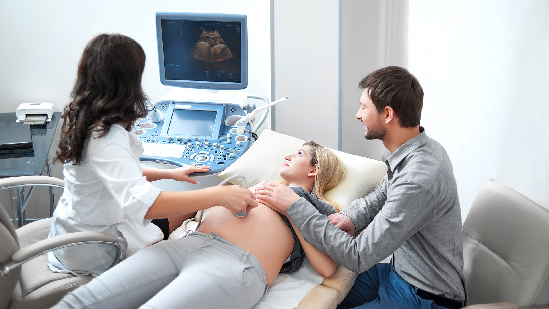 Un Bebe Fait Coucou A Ses Parents Lors D Une Echographie Video Dailymotion