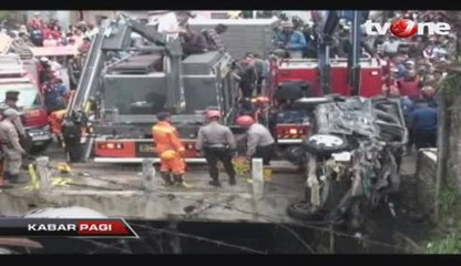 Tujuh Jam Evakuasi Mobil yang Terseret Banjir di Bandung