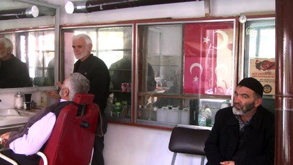 Radyosu eşliğinde 61 yıldır traş yapıyor - BAYBURT