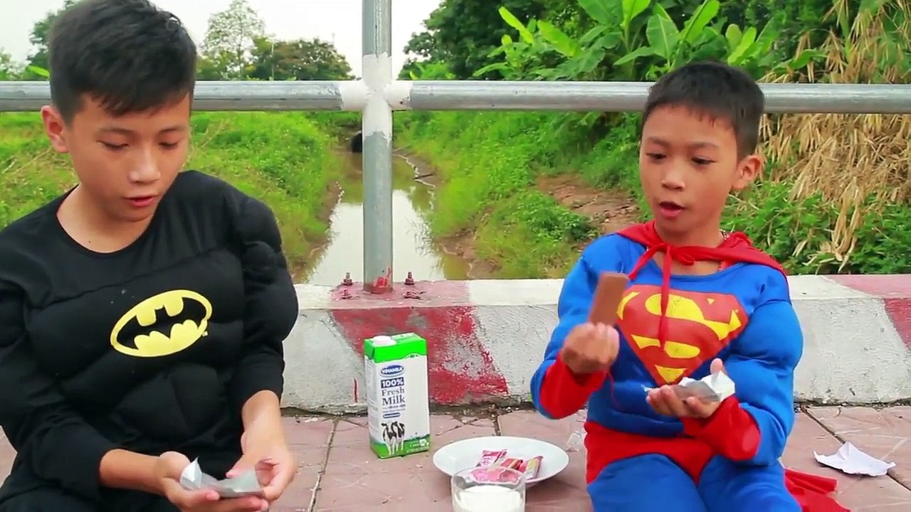 سيئة الطفل سوبرمان مقابل باتمان الذهاب إلى الصيد المانجو ث مهرج الأكل المانجو المزح