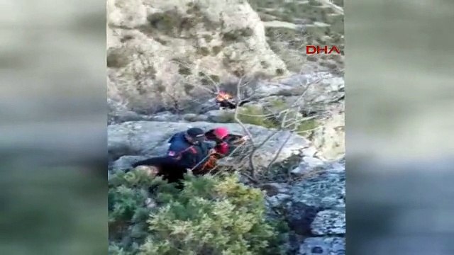 Amasya Kayalıkta Mahsur Kalan Keçi 3 Saatlik Operasyonla Kurtarıldı