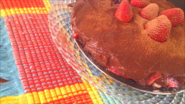 RECEITA DE TORTA DE CHOCOLATE COM MORANGOS - Gordices sem Lactose #09