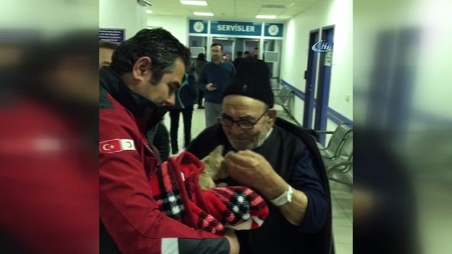Evi yanan yaşlı adam kurtardığı kedisine kavuştu