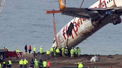 Bulunduğu yerden çıkarılan uçak pist kenarındaki toprak zemin üzerinde tutuluyor