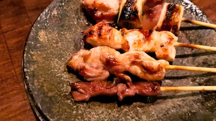Op houtskool gegrilde / gebakken kip "Yakitori" eten in Kioto Japan