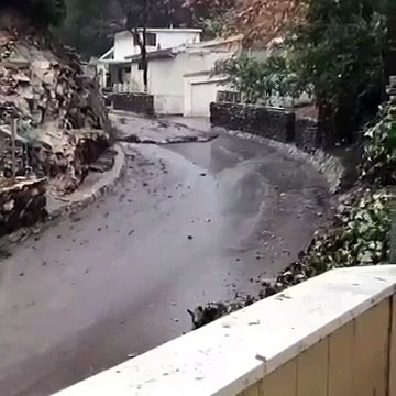 Une voiture fait un gros aquaplaning