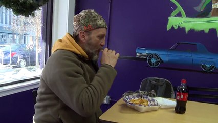 Скачать видео: Restaurant Provides Free Food, Shelter to the Homeless Amid Bitter Cold Temperatures