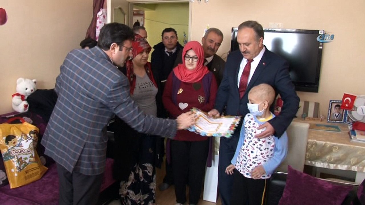 Evde eğitim gören lösemi hastası Emirhan karnesini aldı