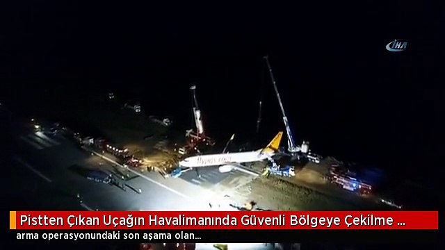 Pistten Çıkan Uçağın Havalimanında Güvenli Bölgeye Çekilme İşlemi Başladı