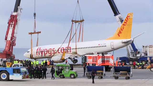 Pistten çıkan uçağı kaldırma çalışmaları (11) - TRABZON