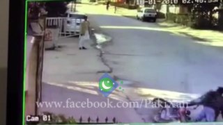 Brave PINDI GIRL knocks down street robbers