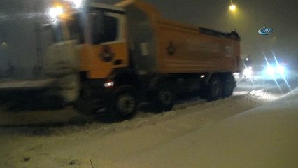 Şiddetli kar yağışı nedeniyle tırlar yolda kaldı