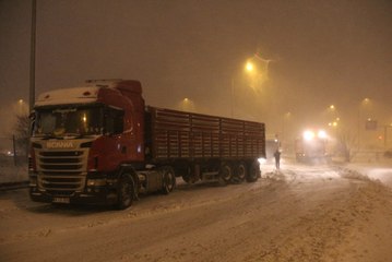 Şiddetli Kar Yağışı TIR'ları Yarı Yolda Bıraktı