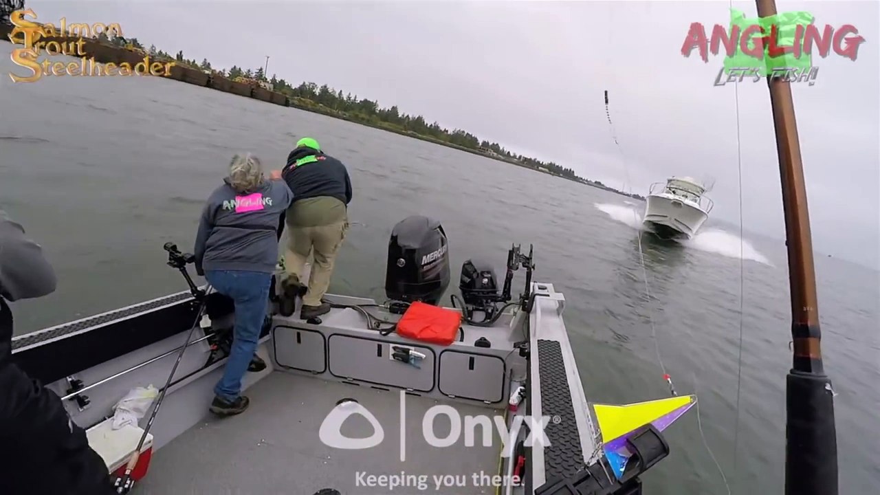 Un hors-bord fonce droit sur un bateau de pêche et le détruit