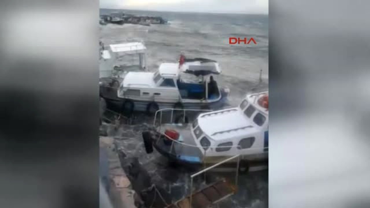İzmir Dikili'de Rüzgar, Teknelere Zarar Verdi