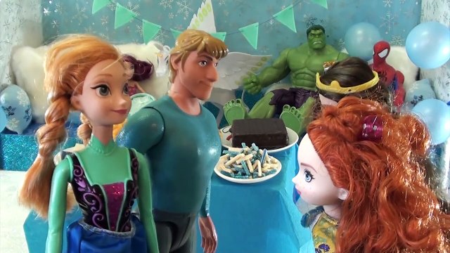 Elsas birthday party with the Disney princesses, presents, surprises and real tiny food and cake