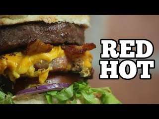 Hamburguer caseiro com queijo cheddar,bacon