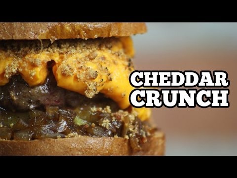 Hamburguer caseiro com queijo cheddar e cebolas caramelizadas e farofa de bacon