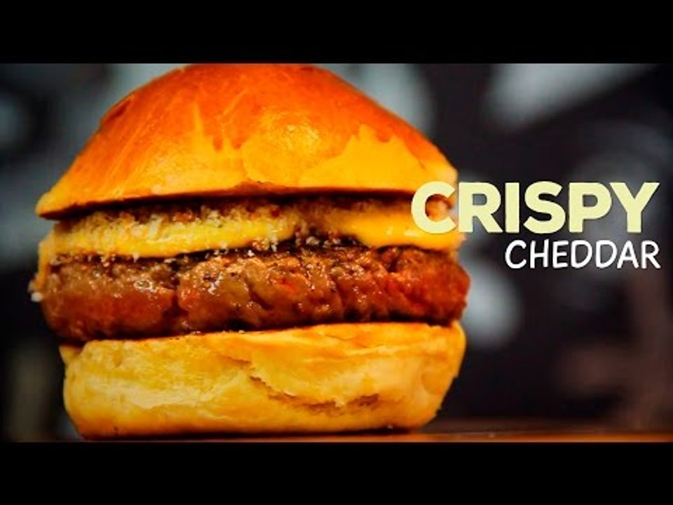 Hambúrguer Caseiro com Creme de Cheddar e Farofa de Bacon ft. Tavião - Sanduba Insano