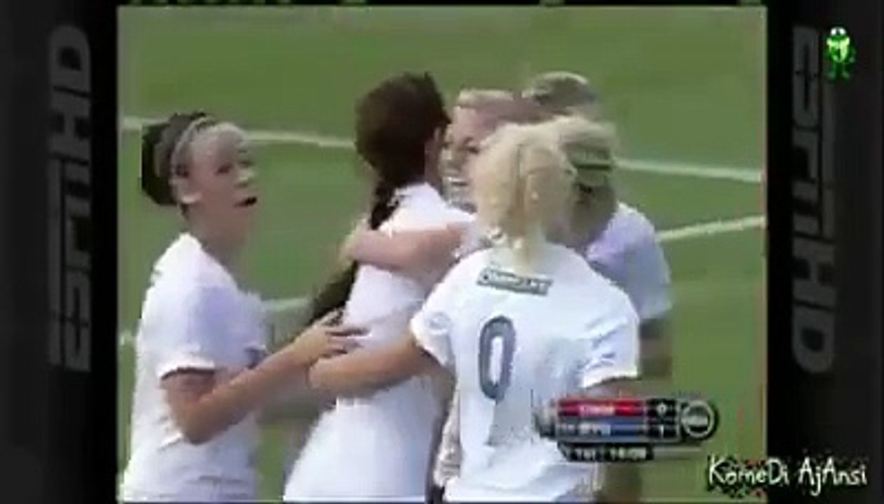 Kadın Futbolcu hakeme inat futbolcu dövdü