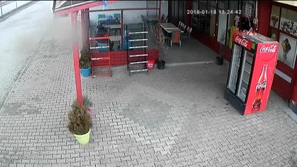 Konya İş Yerinin Çatısı Çöktü, Altında Kalanlar Şans Eseri Yara Almadı