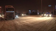 Konya'da Ulaşıma Kar Engeli... Sürücüler Yolda Kaldı