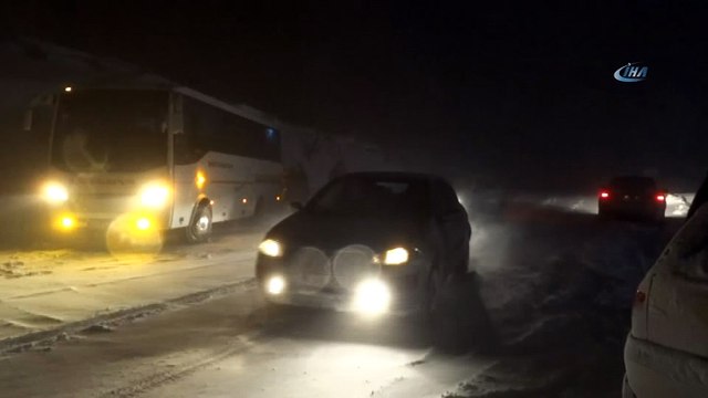 Kar yağışı felç etti... Zincirsiz ve kar lastiği olmayan araçlara geçiş izni yok