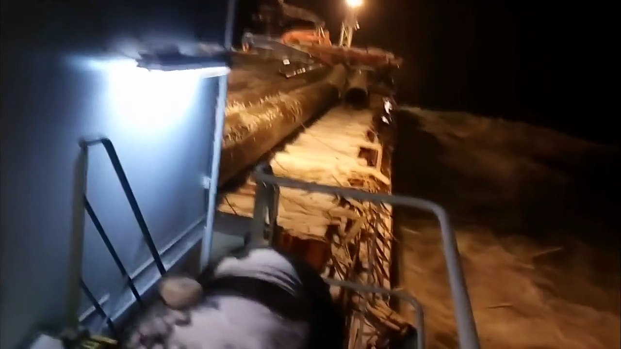 Ce navire Russe perd toute sa marchandise pendant une énorme tempête