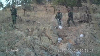 Скачать видео: Footage shows U.S Border Patrol vandalizing migrant aid packages