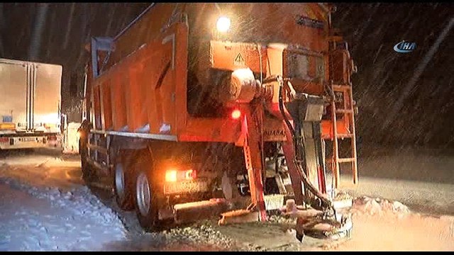 Erzincan-Sivas karayolu ulaşıma kapandı, çok sayıda araç yolda mahsur kaldı