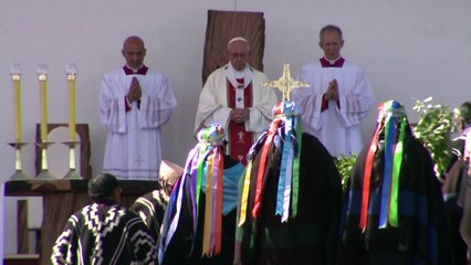 Papa concluyó visita a Chile empañada por polémicas