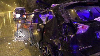 Sürücüsünün direksiyon hakimiyetini kaybettiği cip bir evin bahçe duvarını yıkıp geçti