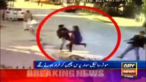 Woman in Rawalpindi beats two robbers who tried to snatch her purse.
