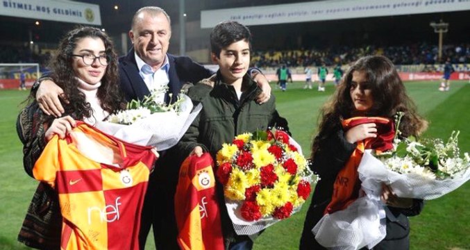 Fatih Terim, Şehit Polis Fethi Sekin'in Çocuklarına Forma Hediye Etti