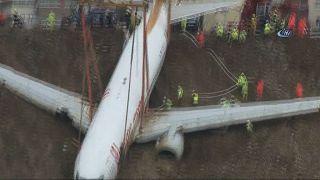 Pistten çıkan uçağın aprona çekilmesi 20 saat sürdü