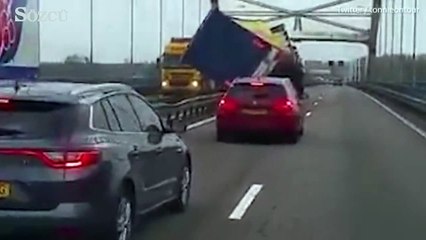 Kuzey Avrupa'da şiddetli rüzgar seyir halindeki TIR'ı devirdi