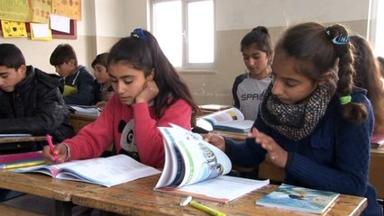 Okula kazandırılan kız çocukları karnelerini aldı