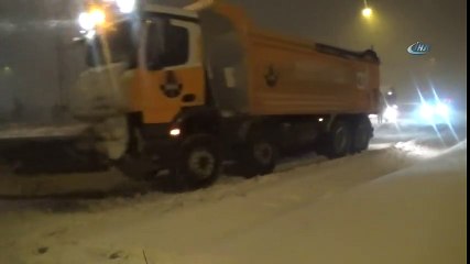 Şiddetli Kar Yağışı Nedeniyle Tırlar Yolda Kaldı
