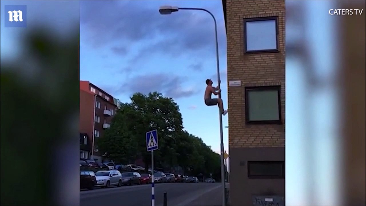 Ce taré grimpe à un lampadaire pour faire des tractions... Risqué