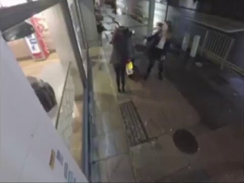 Ces 2 filles volent la pizza d'un livreur! Joli coup