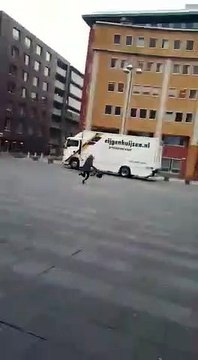 Cet ados se fait emporter par le vent sur une place à Amsterdam ! Tempête impressionnante