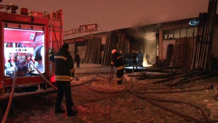 Kereste dükkanındaki yangın korkuttu