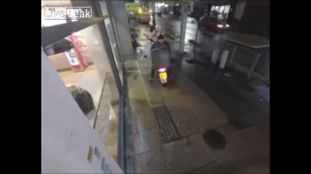 Deux filles bourrées volent le livreur de pizzas