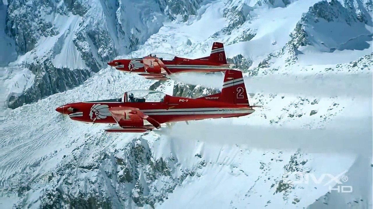 Aviones Pilatus volando con bellos paisajes en Europa.