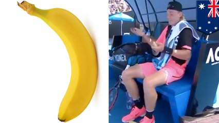 Tennis player struggles to peel banana at Aussie Open